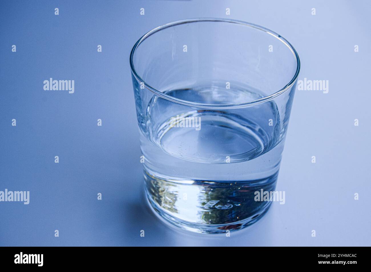 concept d'hydratation de l'eau claire, verre d'eau, mode de vie sain Banque D'Images