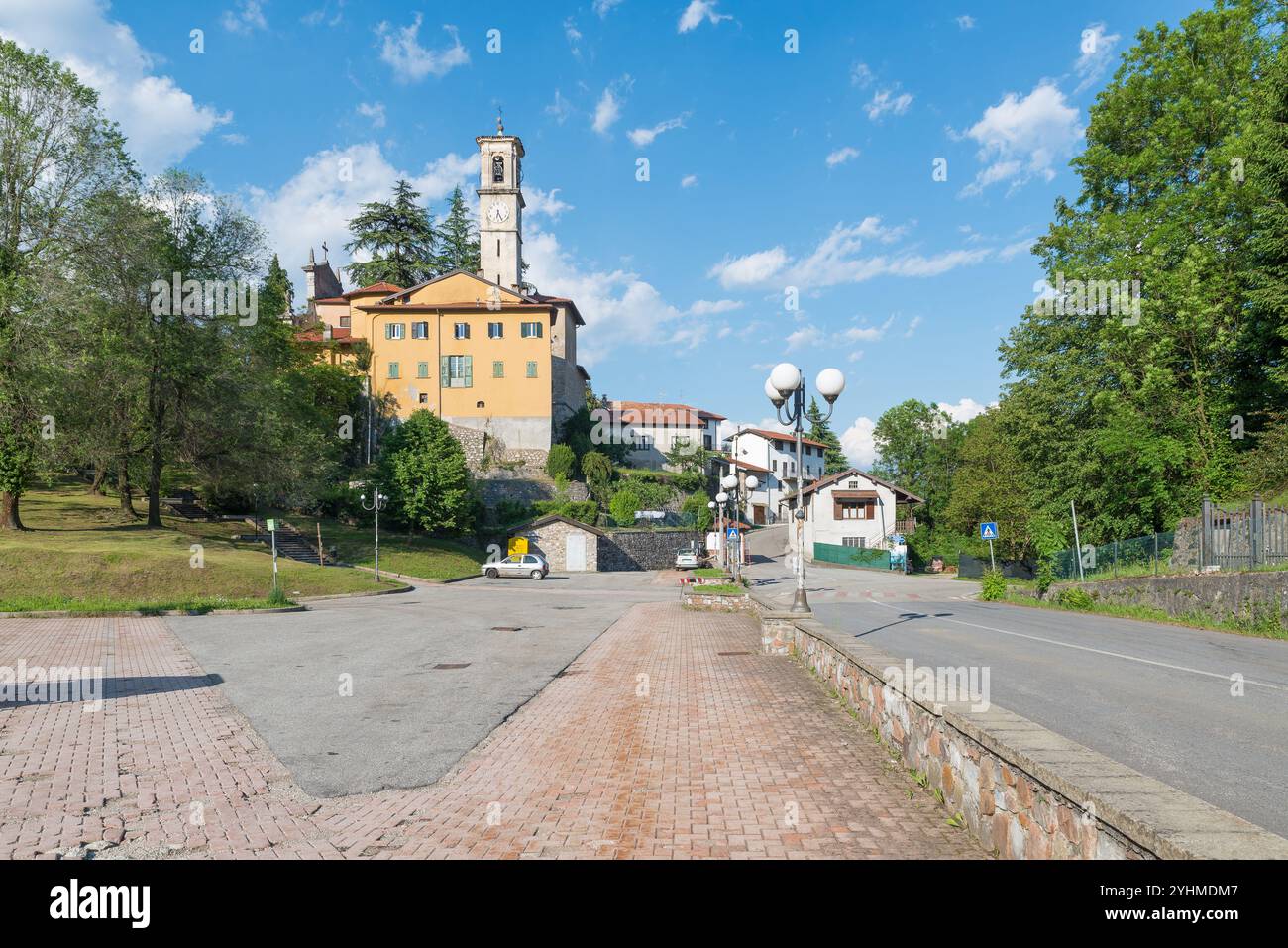 Municipalité située dans une zone protégée du nord de l'Italie. Parc régional du Castello Cabiaglio et Campo dei Fiori, province de Varèse Banque D'Images