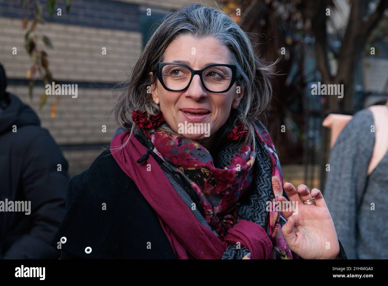 Londres, Royaume-Uni. 12 novembre 2024. Francesca Albanese, rapporteure spéciale des Nations Unies sur les Territoires palestiniens occupés (TPO), part après avoir pris la parole à l’Université Queen Mary de Londres. Le Rapporteur spécial est un expert indépendant nommé par le Conseil des droits de l'homme des Nations Unies pour suivre la situation des droits de l'homme dans le TERRITOIRE PALESTINIEN OCCUPÉ et en faire rapport. L’avocate internationale Francesca Albanese, qui a été nommée à ce poste en mai 2022, a été confrontée à une campagne soutenue pour la discréditer du gouvernement israélien et de ses partisans. Il y a eu des protestations pour et contre elle ayant été invitée à parler à l'extérieur de l'UQM. CR Banque D'Images