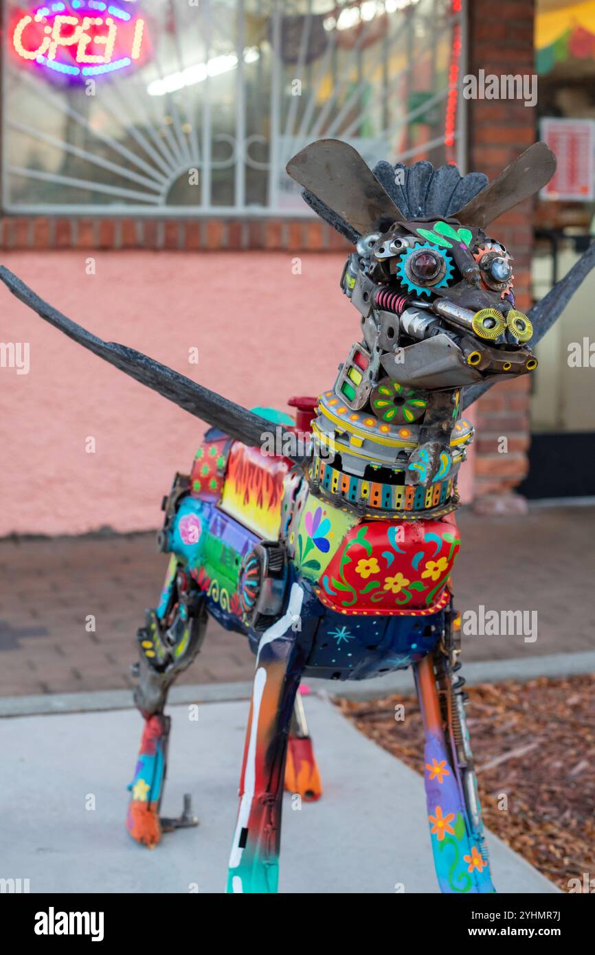 Detroit, Michigan - Alebrijes, ou sculptures mexicaines de créatures mythiques, sont exposées dans le quartier Mexicantown de Detroit. Les sculptures sont m Banque D'Images