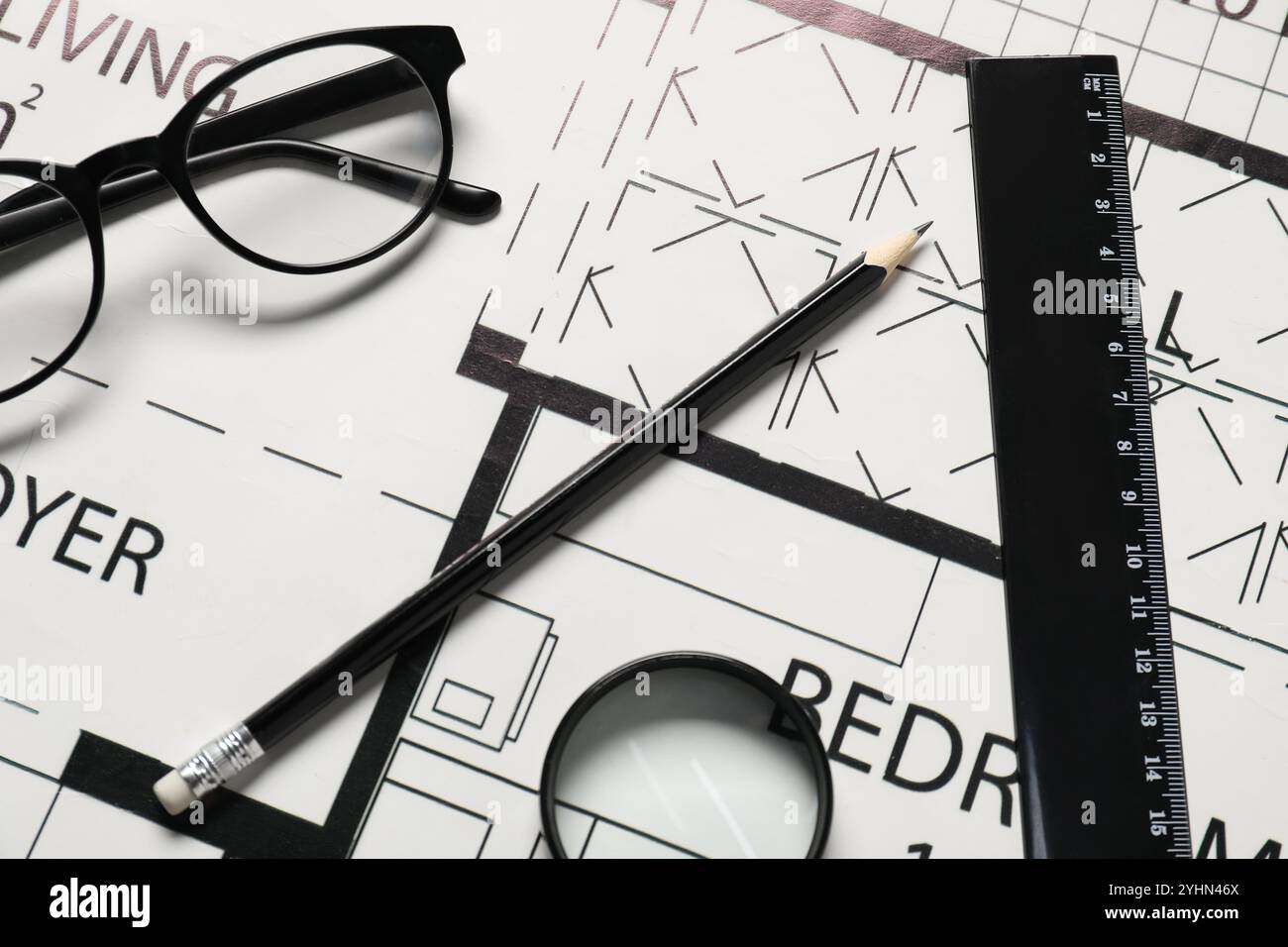 Règle, lunettes, loupe et crayon sur différents dessins architecturaux, vue de dessus Banque D'Images