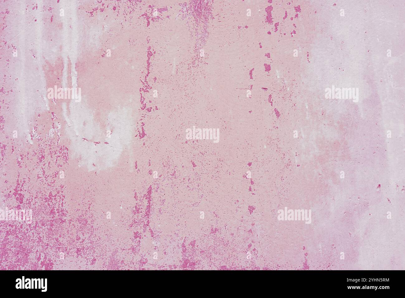 Surface murale en plâtre texturé avec peinture pelable dans différentes nuances de couleur rose et blanche. Arrière-plan vieilli et altéré. Papier peint, toile de fond, design el Banque D'Images
