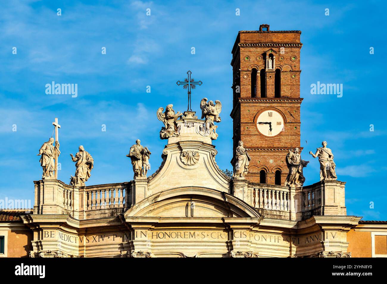 La façade supérieure de la Basilique di Santa Croce à Gerusalemme à Rome, Italie, présente une architecture baroque avec des statues des quatre évangélistes, sa Banque D'Images