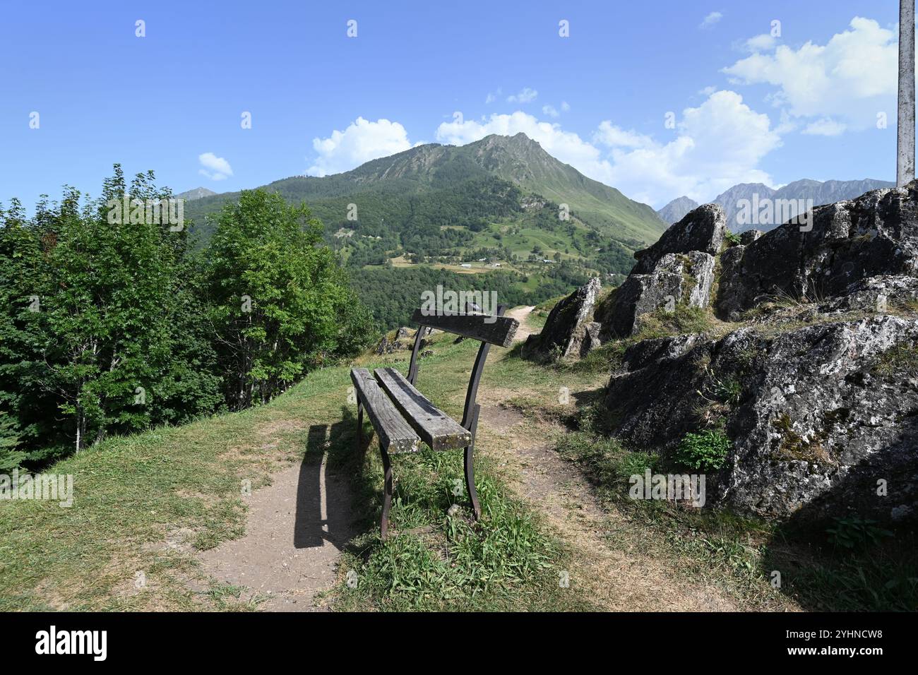 Banc en bois vide au belvédère Saint Justin, belvédère ou point de vue à Barèges Hautes-Pyrénées Pyrénées France Banque D'Images