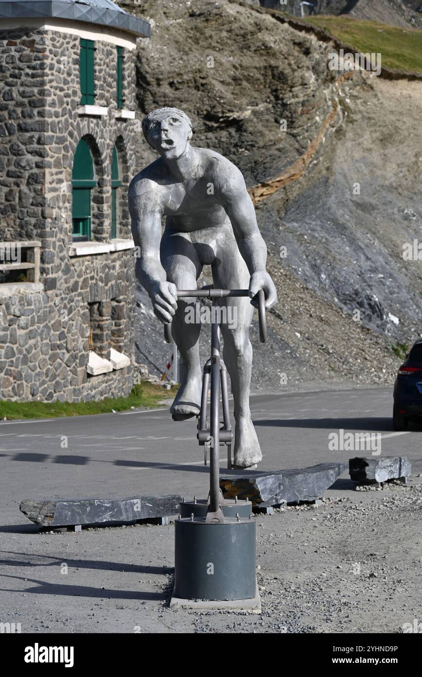 Sculpture monumentale cycliste ou Statue le géant (1995-96) en hommage à Octave Lapize, par Jean-Bernaerd Métais, Col de Tourmalet, Pyrénées France Banque D'Images
