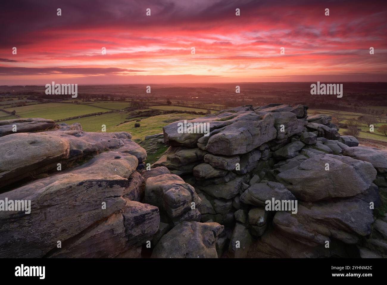 Lumière de l'aube spectaculaire à Almsliffe Crag, un affleurement de gritstone à Wharfedale, dans le Yorkshire du Nord, près du village de North Rigton Banque D'Images