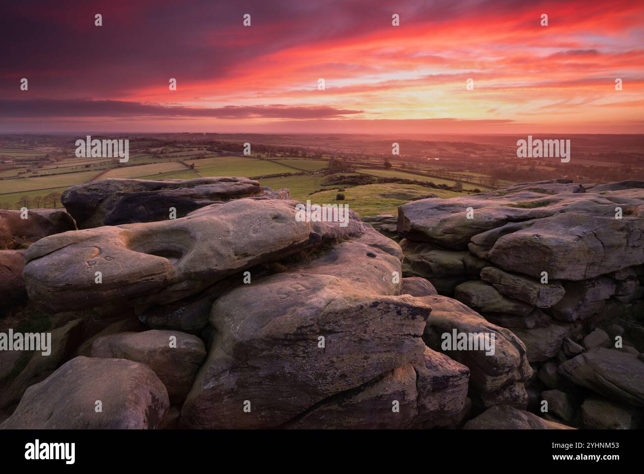 Lumière de l'aube spectaculaire à Almsliffe Crag, un affleurement de gritstone à Wharfedale, dans le Yorkshire du Nord, près du village de North Rigton Banque D'Images