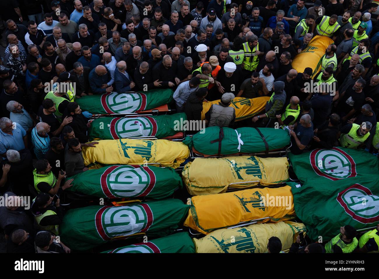 Pneu, Liban. 11 novembre 2024. (NOTE DE LA RÉDACTION : l'image représente la mort). Une foule immense rend hommage aux cadavres enveloppés dans le drapeau du Hezbollah et du mouvement Amal pendant le cortège funéraire à Tyr. Les funérailles de huit ambulanciers paramédicaux et de deux civils ont eu lieu après qu'ils eurent été tués lors d'une frappe israélienne. (Crédit image : © Ashley Chan/SOPA images via ZUMA Press Wire) USAGE ÉDITORIAL SEULEMENT! Non destiné à UN USAGE commercial ! Banque D'Images