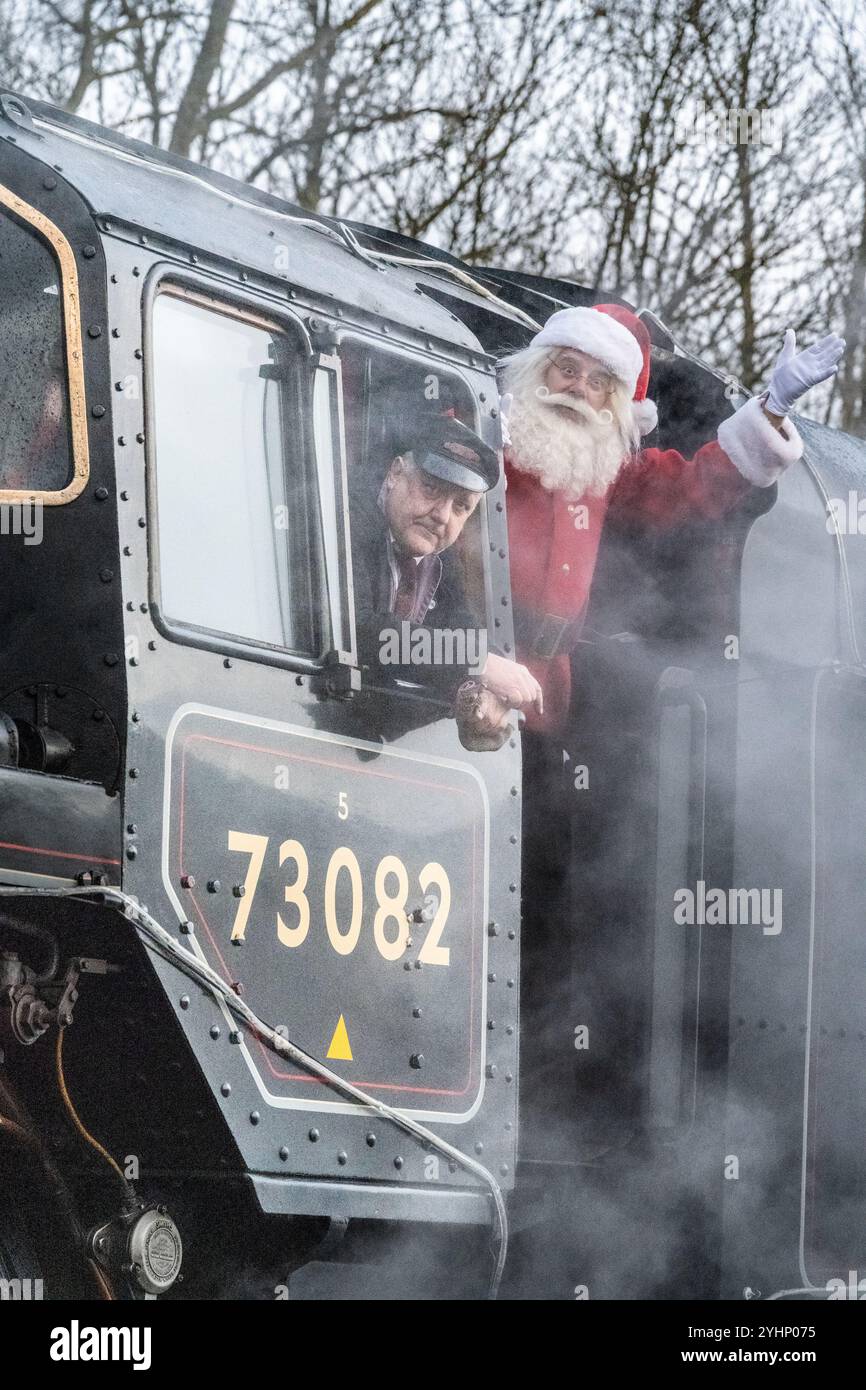 Sheffield Park, East Sussex, Royaume-Uni. 12 novembre 2024. Santa Waves alors qu'il se prépare à partir sur Camelot (Standard Class 5MT 73082) sur le Bluebell Railway, alors que la saison de Noël est en cours à Sheffield Park East Sussex, UK Credit : Reppans/Alamy Live News Banque D'Images