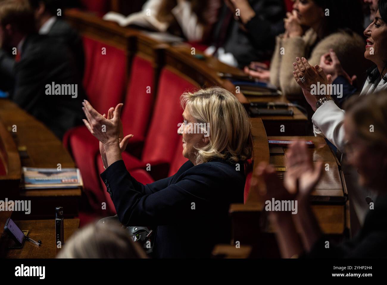 FRANCE-POLITIQUE-GOUVERNEMENT-PARLEMENT rassemblement la dirigeante nationale Marine le Pen entre les bancs de l'Assemblée nationale. À Paris, le 12 novembre 2024. PARIS ILE-DE-FRANCE FRANCE COPYRIGHT : XANDREAXSAVORANIXNERIX FRANCE-POLITICS-GOVERNMENT-PARLI ASAVORANINERI-19 Banque D'Images