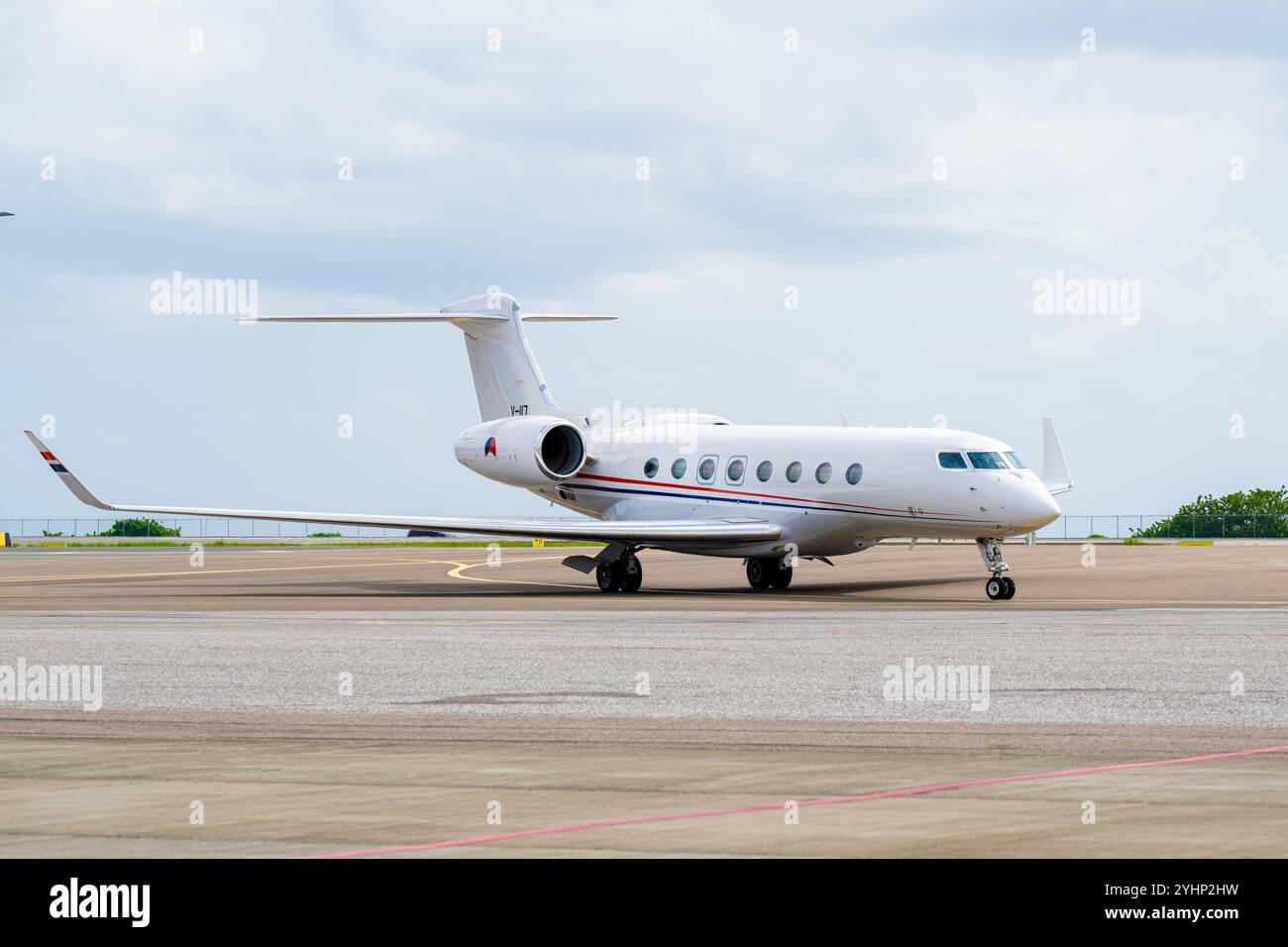 Sint Maarten, pays-Bas, 2024-11-12 18:59:56 SINT MAARTEN, 12-11-2024, Princesse Juliana AirportPrincesse Beatrix visite Sint Maarten et Saba. La visite porte sur le travail de la Dutch Caribbean nature Alliance (DCNA) et les initiatives sociales dans les îles. PHOTO : NLBeeldDans la photo : arrivée de la princesse Beatrix à l'aéroport international Princess Juliana à Sint Maarten crédit : NL Beeld / Patrick van EMST Banque D'Images