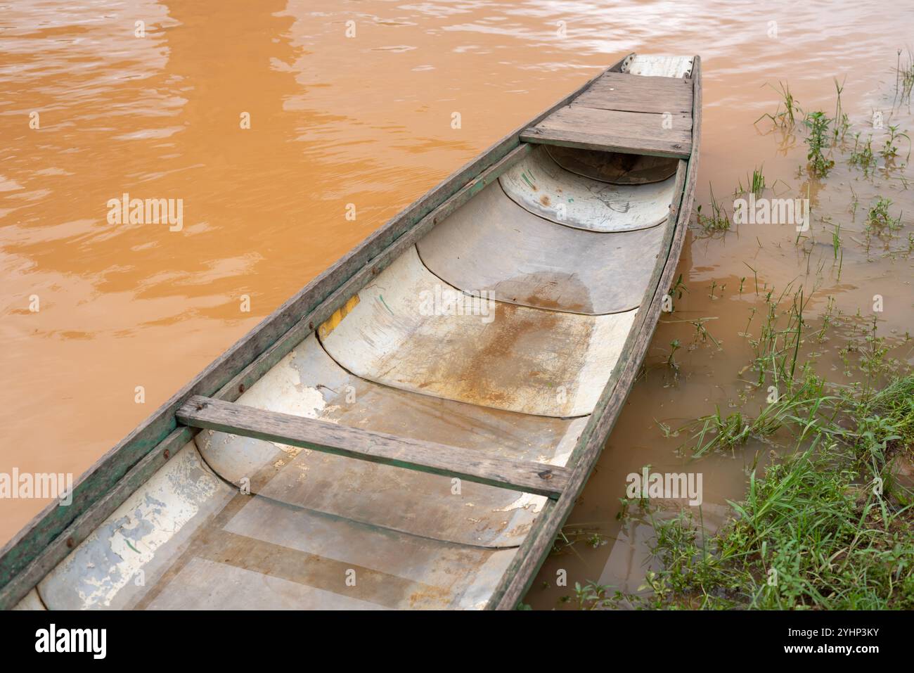 Xepon, Laos - 18 juin 2023 : bateaux fabriqués à partir de pièces d'avions américains de la guerre du Vietnam. Au bord de la rivière Banghiang. Banque D'Images