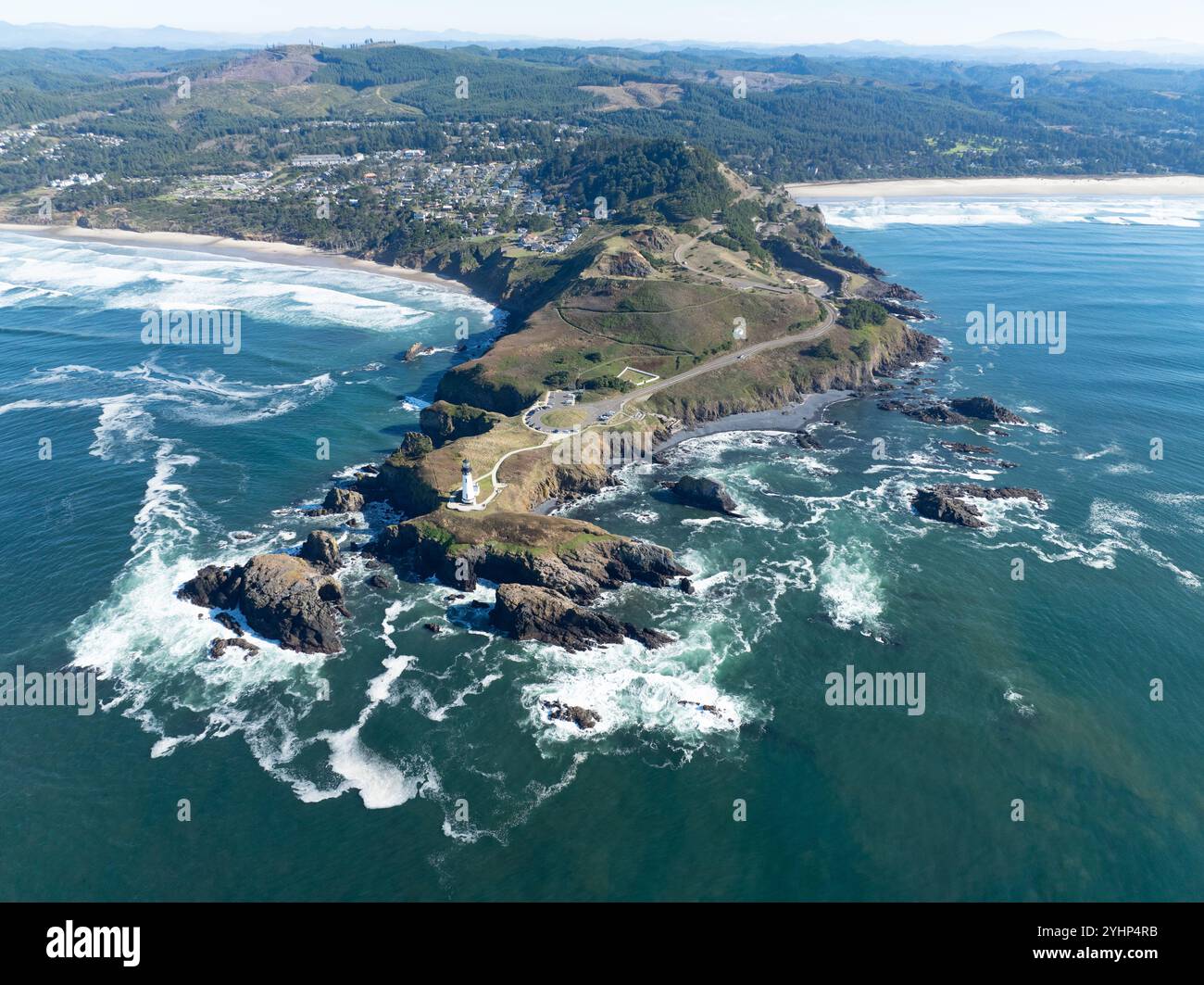 Le phare de Yaquina Head se dresse le long de la côte pittoresque et accidentée de Newport, Oregon. Ce beau phare de 93 pieds de haut a été construit en 1872. Banque D'Images