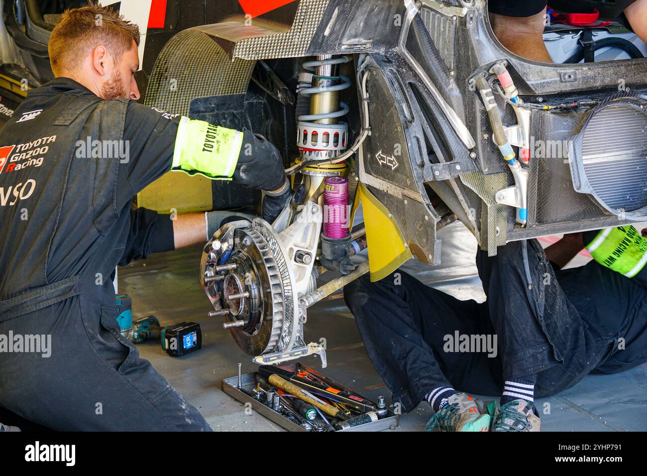 Liepaja, Lettonie- 20 juillet 2024 : WRC 2024 Rally Latvia Toyota Gazoo Racing service Park travail d'équipe, remplacement de l'amortisseur de suspension arrière Banque D'Images