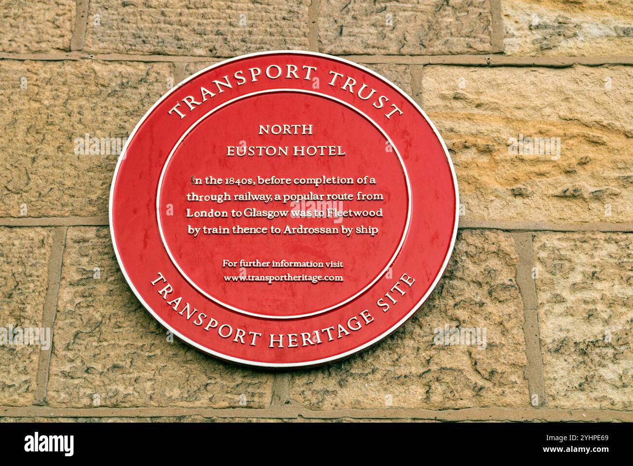 Plaque rouge de l'hôtel North Euston, Fleetwood. Banque D'Images