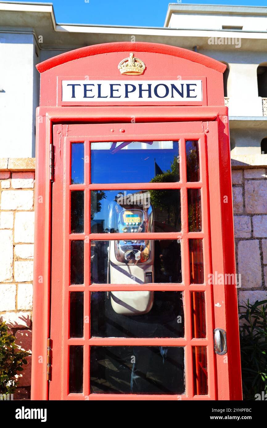 Ancienne cabine téléphonique britannique dans une rue de Gibraltar, Grande-Bretagne Banque D'Images