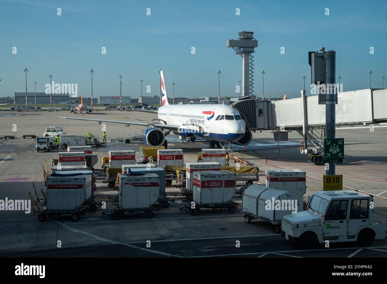 03.11.2024, Berlin, Allemagne, Europe - L'avion de passagers Airbus A321-251NX de British Airways immatriculé G-NEOV est amarré à une porte d'embarquement de l'aéroport de Ber. Banque D'Images
