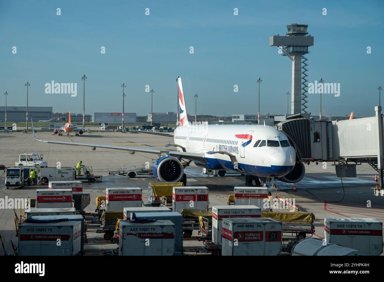 03.11.2024, Berlin, Allemagne, Europe - L'avion de passagers Airbus A321-251NX de British Airways immatriculé G-NEOV est amarré à une porte d'embarquement de l'aéroport de Ber. Banque D'Images
