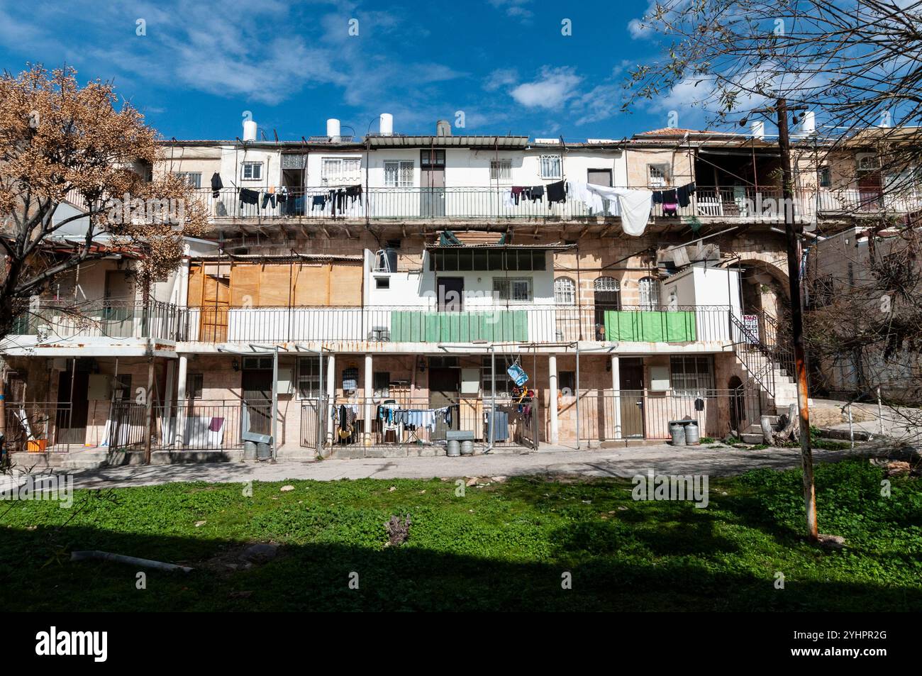 Vue détaillée d'un complexe d'appartements dans une section juive observante du quartier Nachla'ot de Jérusalem, Israël. Banque D'Images