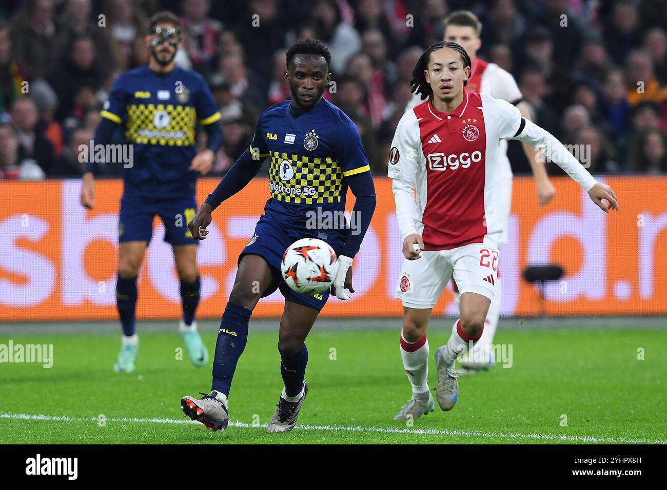 Fußball UEFA Europa League 4. Spieltag Ajax Amsterdam - Maccabi tel Aviv AM 07.11.2024 in der Johan Cruijff Arena in Amsterdam Issouf Sissokho tel Aviv , vorne - Kian Fitz-Jim Amsterdam , hinten *** Soccer UEFA Europa League match 4 Ajax Amsterdam Maccabi tel Aviv on 07 11 2024 at the Johan Cruijff Arena in Amsterdam Issouf Sissokho tel Aviv , front Kian Fitz Jim Amsterdam , back xRx Banque D'Images