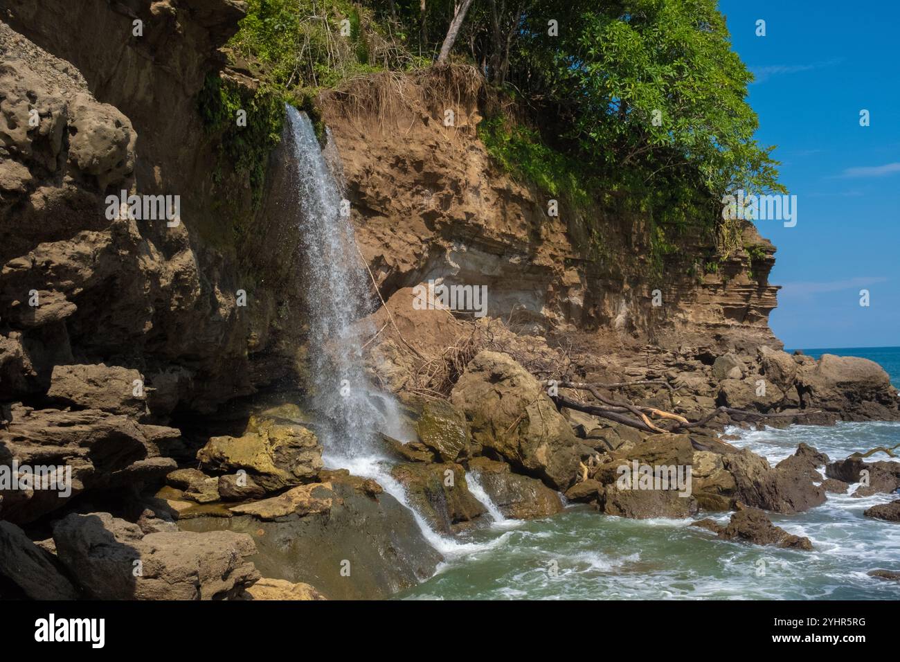 Catarata El Choro à Cocalito Beach, Montezuma, Costa Rica Banque D'Images