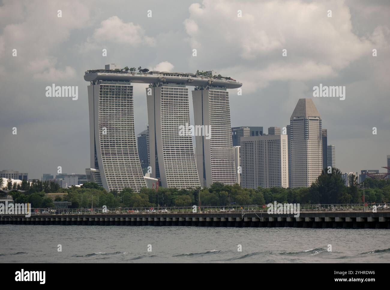 Marina Bay Sands Hotel à côté de la Tour Millenia vue depuis le détroit de Singapour. Banque D'Images