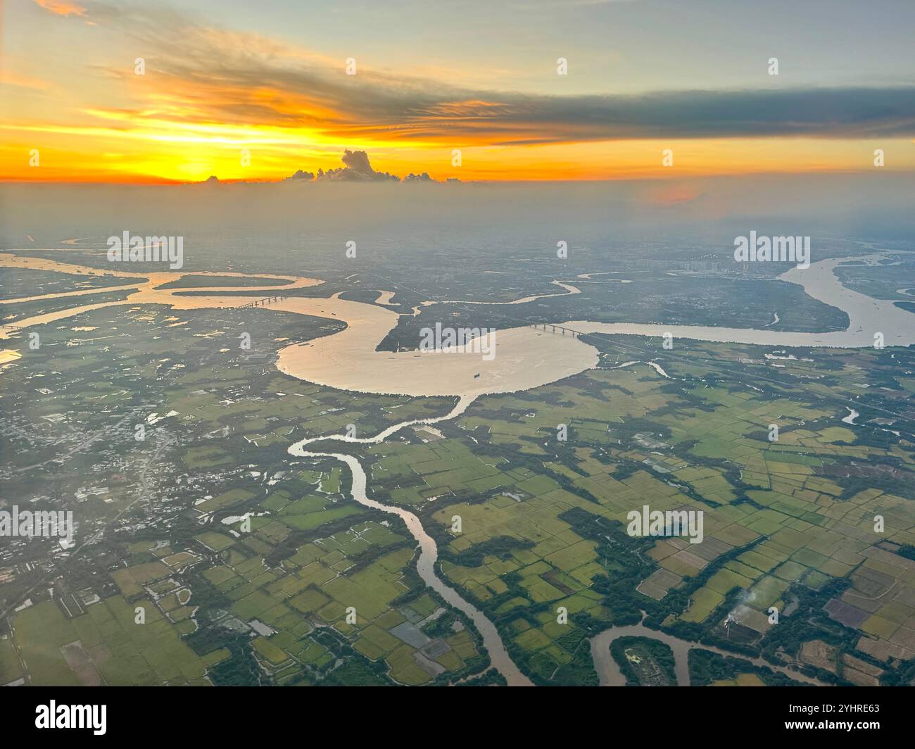 Heure du coucher du soleil, vue aérienne de la ville avant d'atterrir à Ho Chi Minh , Vietnam - Image de stock capturée avec un smartphone