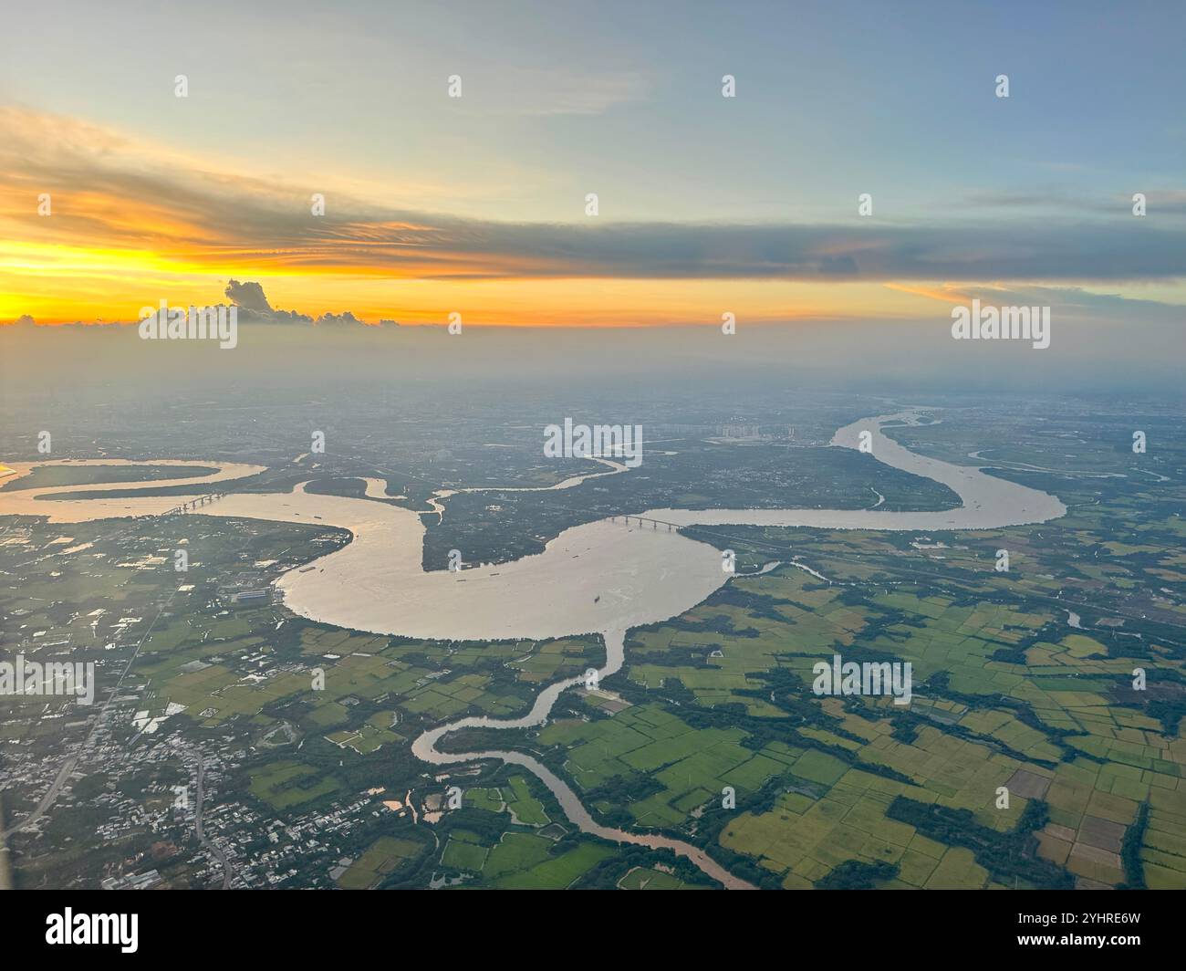 Heure du coucher du soleil, vue aérienne de la ville avant d'atterrir à Ho Chi Minh , Vietnam - Image de stock capturée avec un smartphone