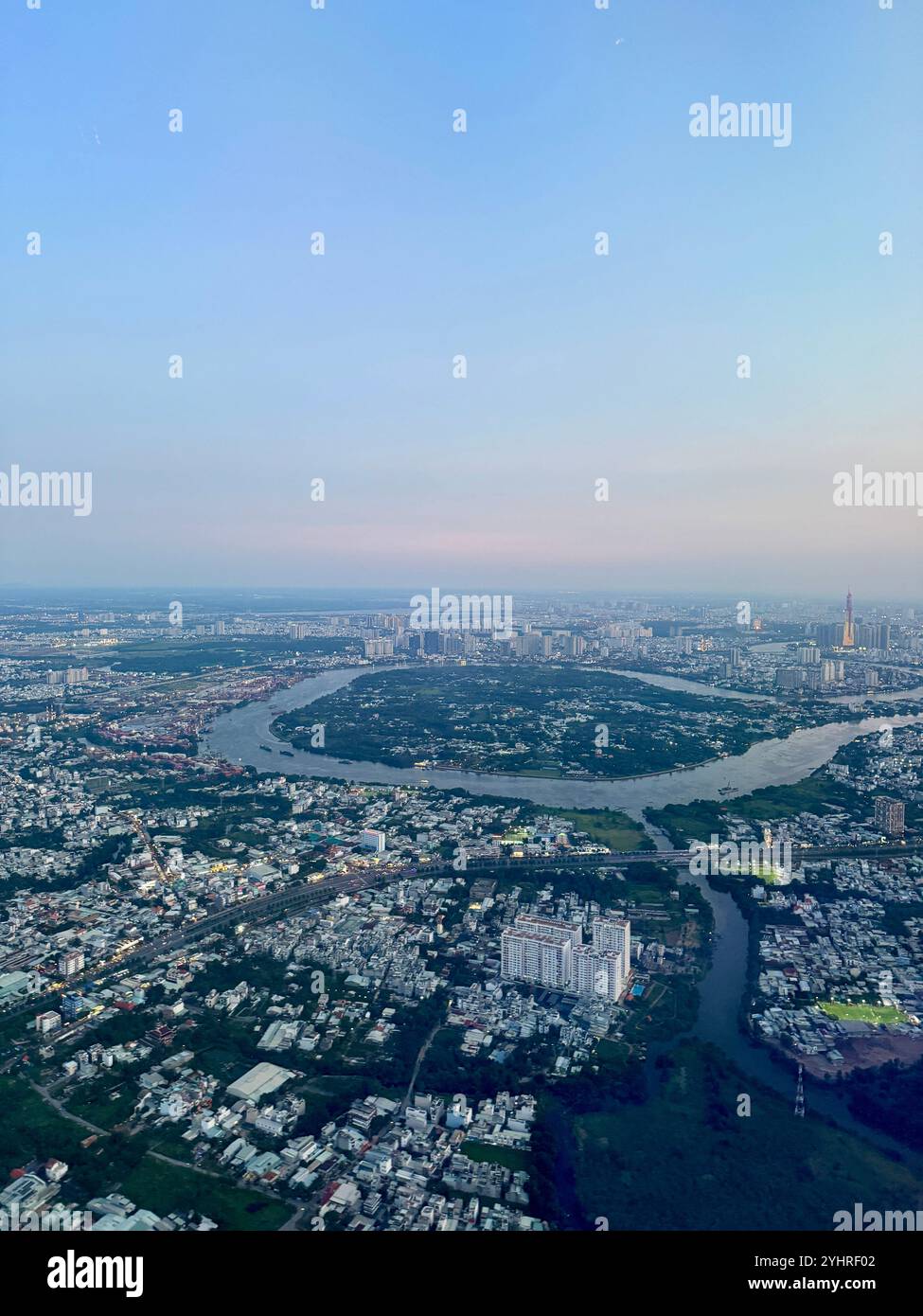 Heure du coucher du soleil, vue aérienne de la ville avant d'atterrir à Ho Chi Minh , Vietnam Banque D'Images