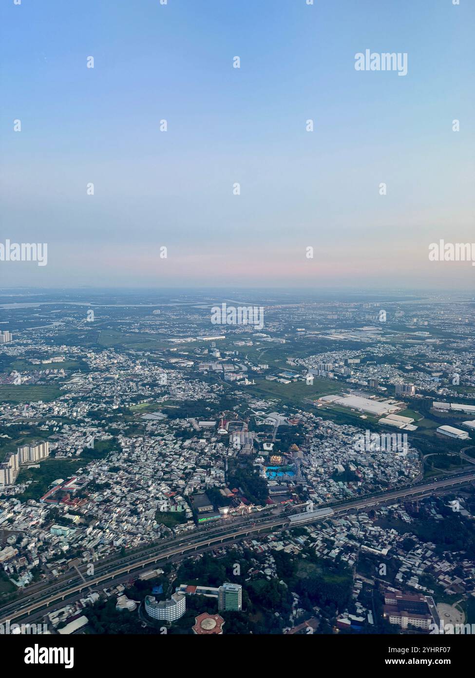 Heure du coucher du soleil, vue aérienne de la ville avant d'atterrir à Ho Chi Minh , Vietnam Banque D'Images