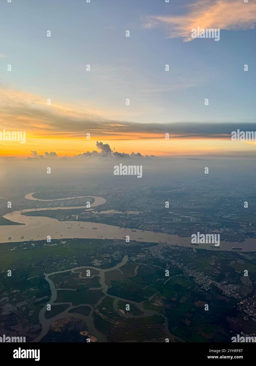 Heure du coucher du soleil, vue aérienne de la ville avant d'atterrir à Ho Chi Minh , Vietnam - Image de stock capturée avec un smartphone