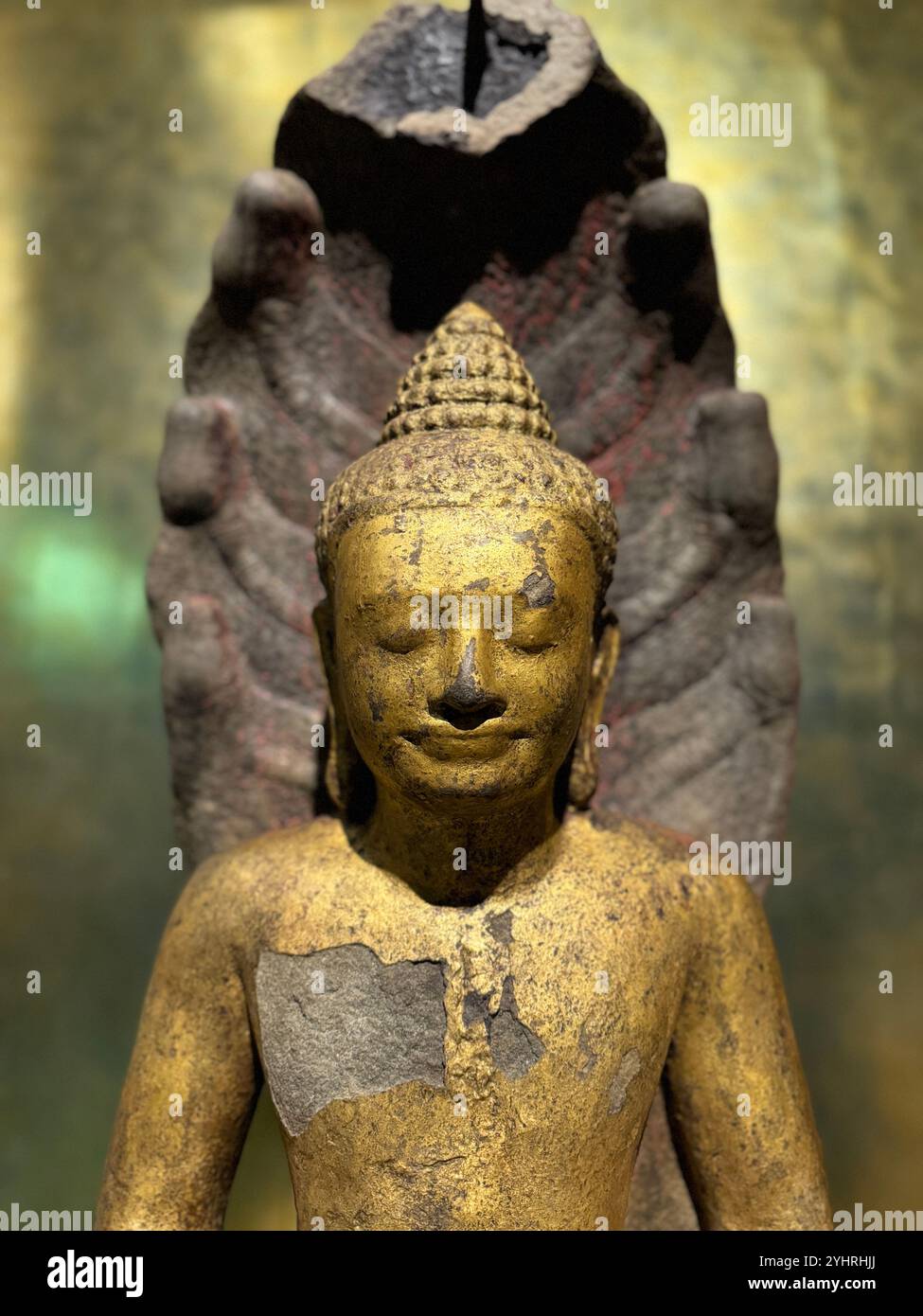 Statue de divinité différente (datant du IXe au XIIIe siècle), Musée national d'Angkor, Siem Reap , Cambodge - Image de stock capturée avec un smartphone