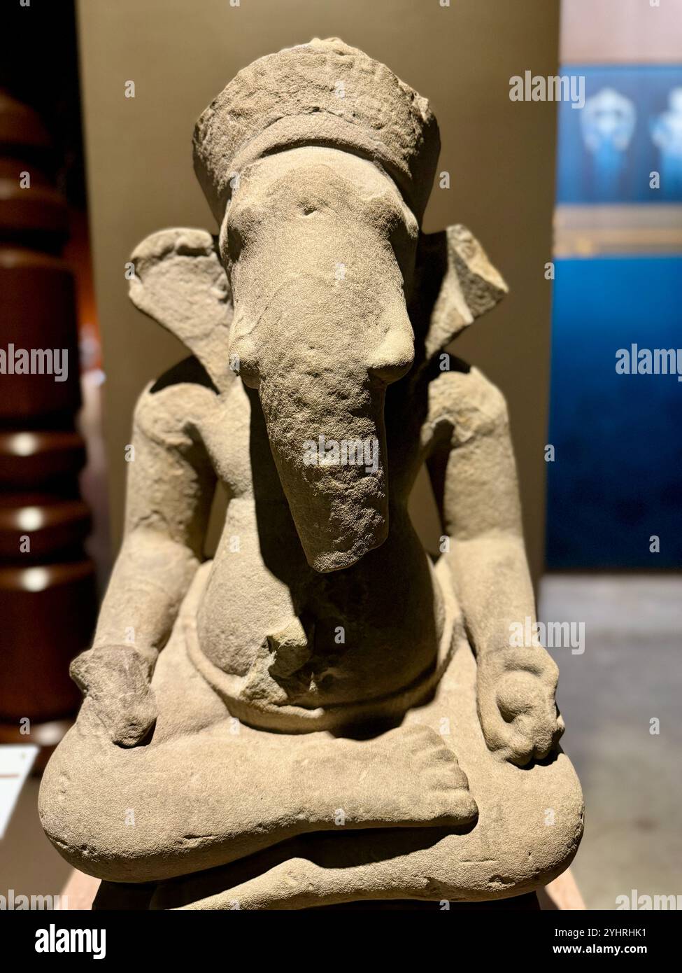 Statue de divinité différente (datant du IXe au XIIIe siècle), Musée national d'Angkor, Siem Reap , Cambodge - Image de stock capturée avec un smartphone