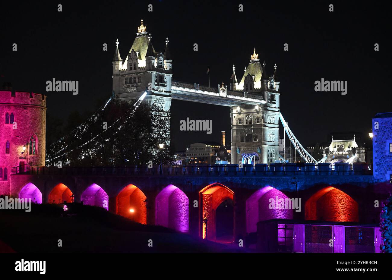 Tower Bridge la nuit vu de l'intérieur de la Tour de Londres Banque D'Images