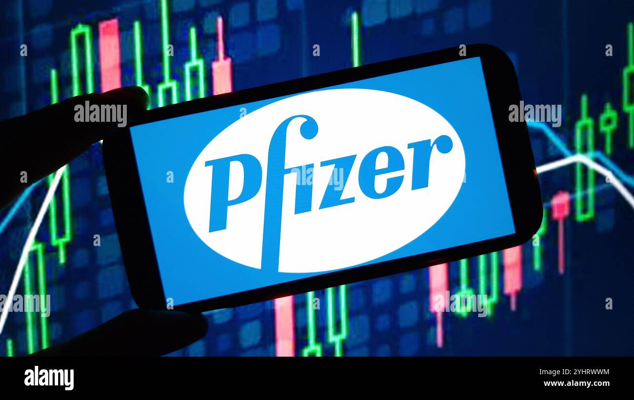 Konskie, Pologne - 12 novembre 2024 : logo de la société Pfizer affiché sur le téléphone portable Banque D'Images