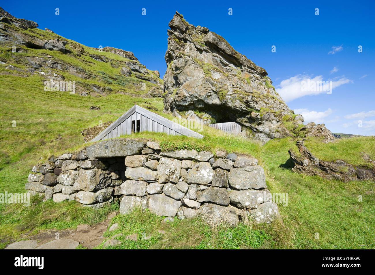Abri en gazon de Rutshellir au milieu des falaises islandaises Banque D'Images