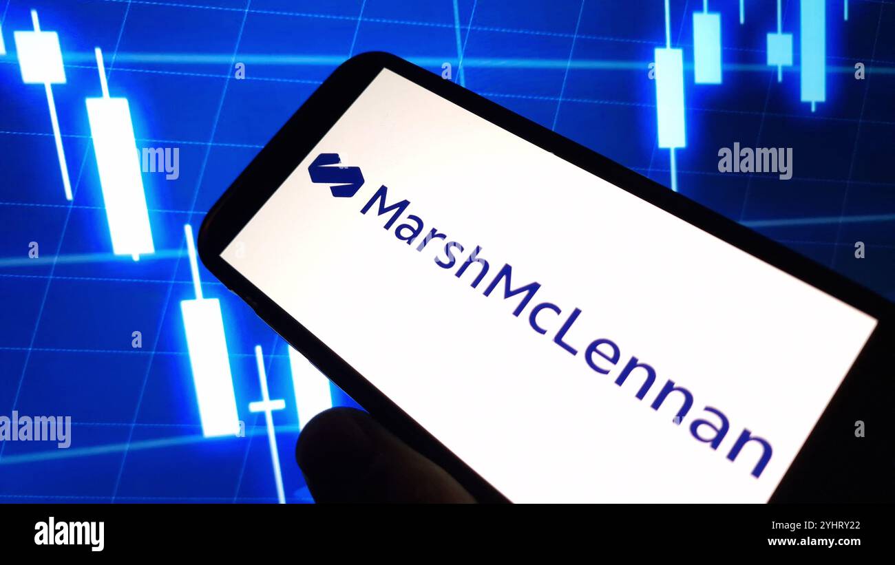 Konskie, Pologne - 12 novembre 2024 : logo des sociétés Marsh and McLennan affiché sur un téléphone mobile Banque D'Images