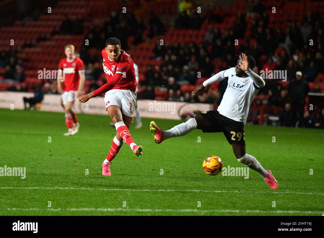 Londres, Angleterre. 12 novembre 2024. Miles Leaburn marque pendant le match du Bristol Street Motors Trophy entre Charlton Athletic et Bromley à The Valley, Londres. Kyle Andrews/Alamy Live News Banque D'Images