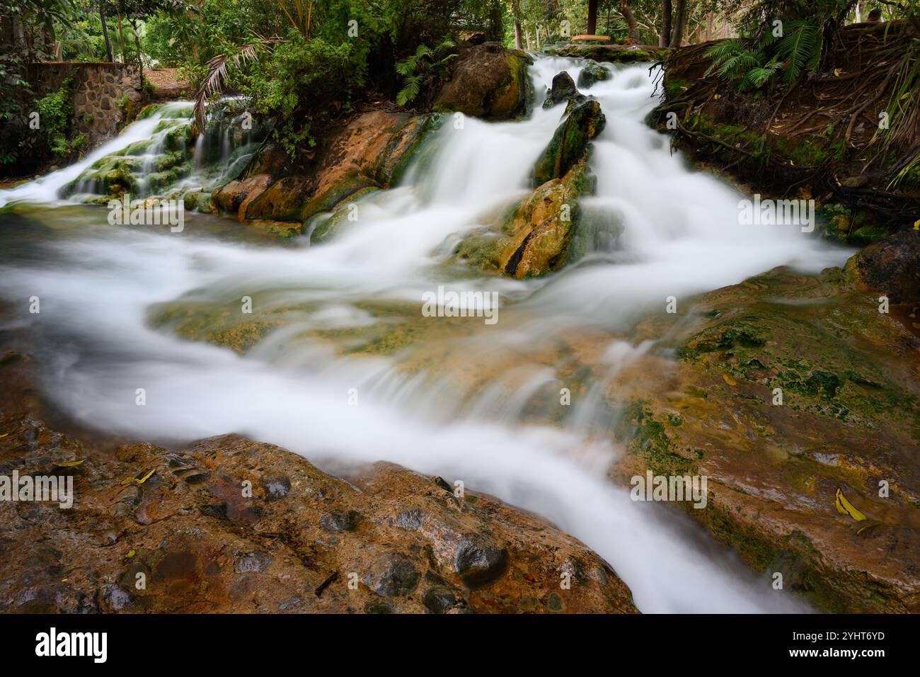 Cascade de source chaude SOA à Mangeruda, Flores, Indonésie avec de l'eau thermale qui coule sur les rochers Banque D'Images