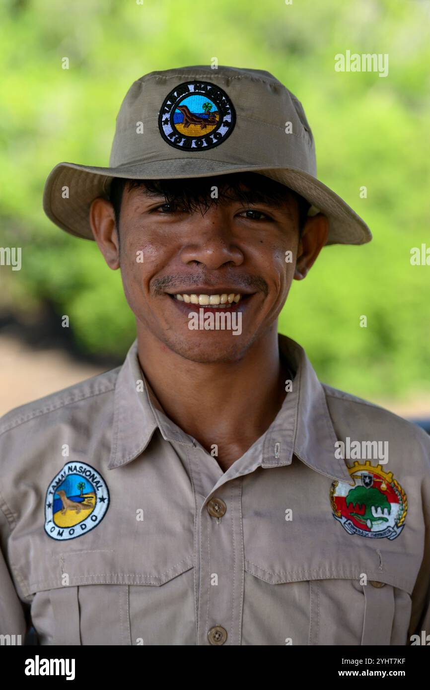 Rinca, Flores, Indonésie - 6 novembre 2024 : Ranger et guide du parc national de Komodo. Banque D'Images