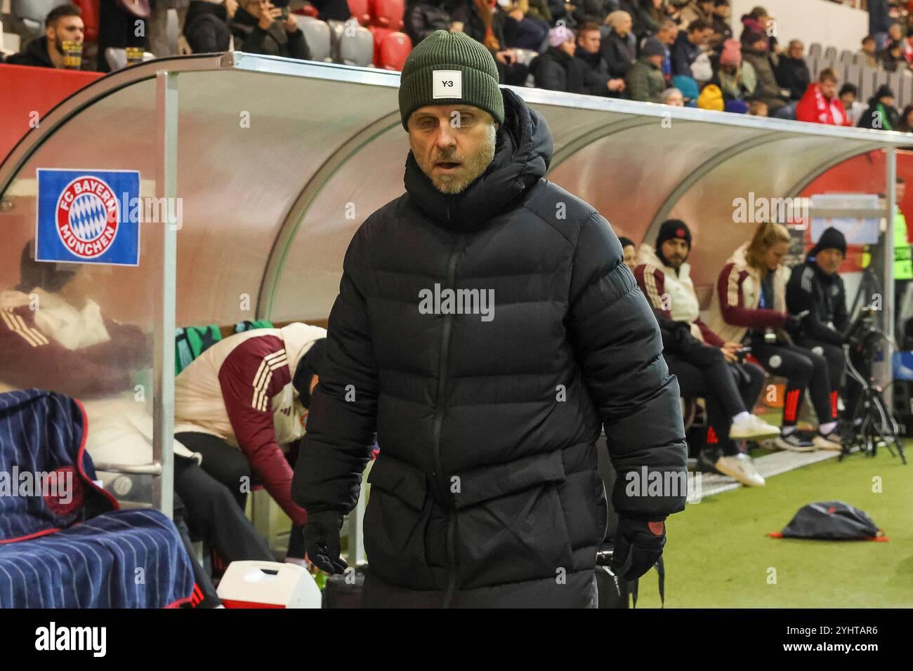 Muenchen, Deutschland. 12 novembre 2024. Alexander Straus (FC Bayern Muenchen, entraîneur), FC Bayern Muenchen v. Valerenga IF, Fussball, UEFA Women's Champions League, Gruppenrunde, 3. Spieltag, saison 2024/2025, 12.11.2024, Foto : Eibner-Pressefoto/Jenni Maul crédit : dpa/Alamy Live News Banque D'Images