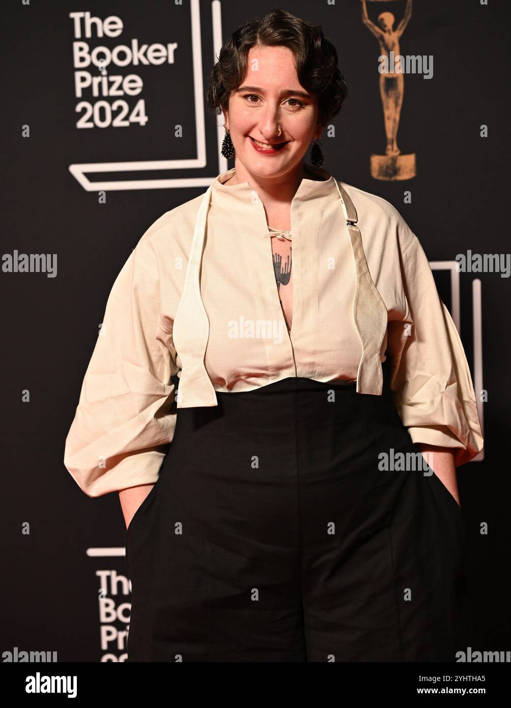 LONDRES, ROYAUME-UNI. 11 novembre 2024. Yael van der Wouden 'The Safeguard' assiste à la cérémonie du Booker Prize 2024, à Old Billingsgate Londres, Royaume-Uni. (Photo de 李世惠/Voir Li/Picture Capital) crédit : Voir Li/Picture Capital/Alamy Live News Banque D'Images