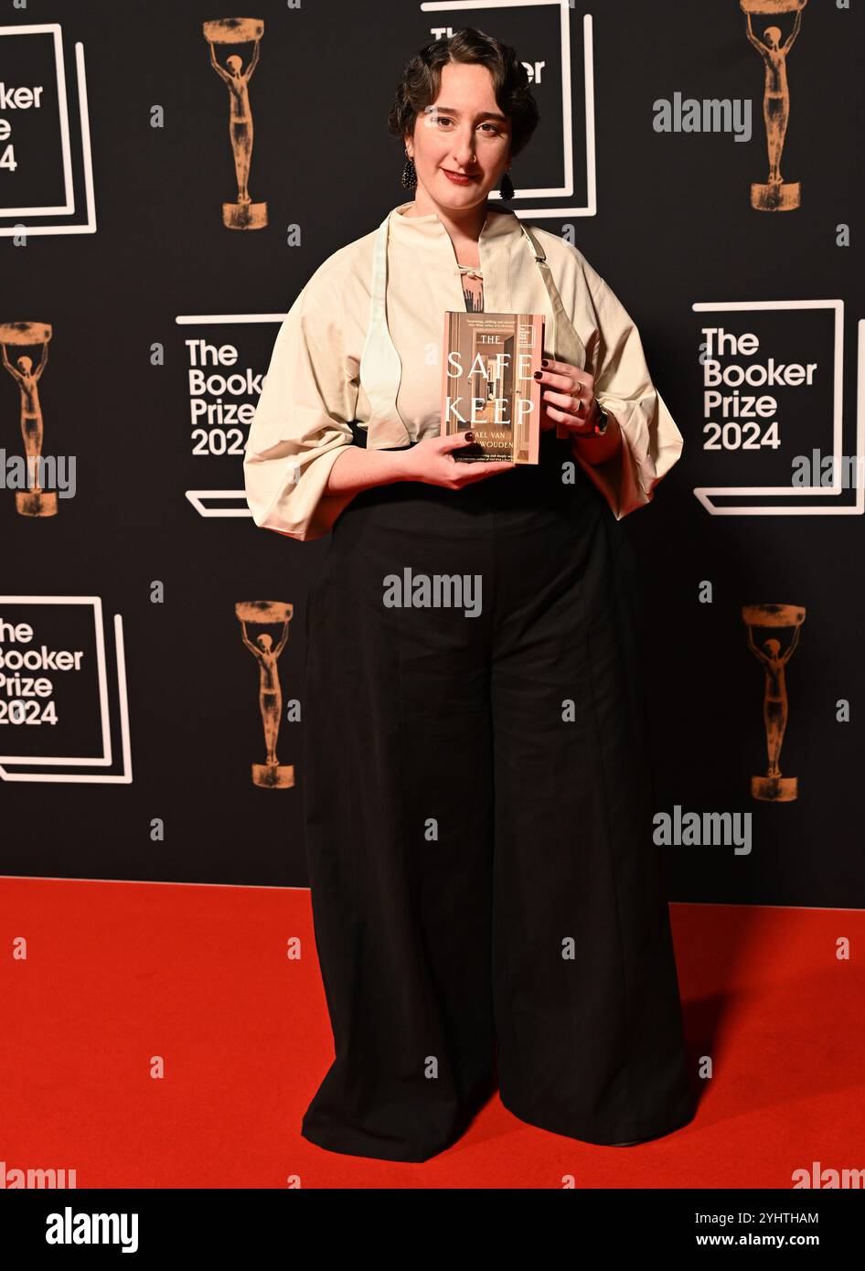 LONDRES, ROYAUME-UNI. 11 novembre 2024. Yael van der Wouden 'The Safeguard' assiste à la cérémonie du Booker Prize 2024, à Old Billingsgate Londres, Royaume-Uni. (Photo de 李世惠/Voir Li/Picture Capital) crédit : Voir Li/Picture Capital/Alamy Live News Banque D'Images