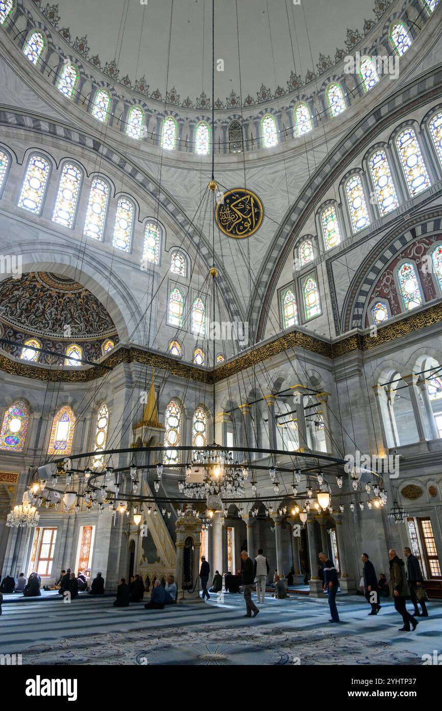 22/10/2024. District de Fatih, Istanbul, Turquie. La mosquée Nuruosmaniye ou Nuruosmaniye Camii. Conçue par un architecte grec non musulman nommé Simeon Kalfa [tr], la mosquée Nuruosmaniye a été le premier bâtiment ottoman monumental à illustrer le nouveau style baroque ottoman, qui a introduit des éléments baroques et néoclassiques de l'Europe.[2][3][4][5] L'ornementation de la mosquée et sa cour incurvée affichent ses influences baroques. Le dôme de la mosquée est l'un des plus grands d'Istanbul. La mosquée fait partie d'un plus grand complexe religieux, ou külliye, agissant comme un centre de culture, de religion et d'éducation Banque D'Images