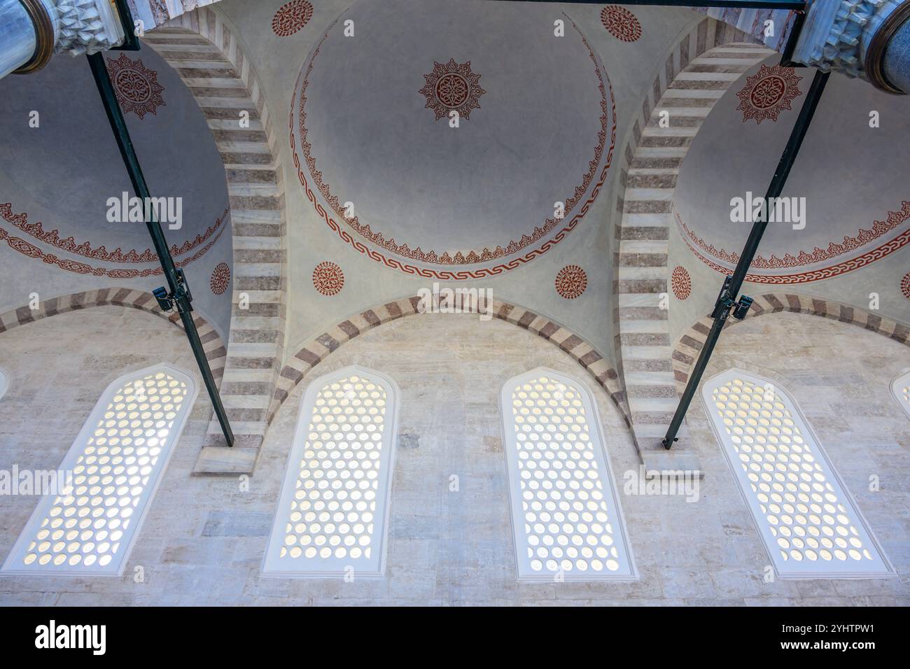 24/10/2024. La Mosquée bleue, Istanbul, Turquie. Les plafonds décorés sur le bord de la cour. La Mosquée bleue, officiellement la Mosquée du Sultan Ahmed (en turc : Sultan Ahmet Camii), est une mosquée impériale historique de l'époque ottomane située à Istanbul, en Turquie. Elle a été construite entre 1609 et 1617 sous le règne d'Ahmed Ier et reste aujourd'hui une mosquée fonctionnelle. Il attire également un grand nombre de touristes et est l'un des monuments les plus emblématiques et populaires de l'architecture ottomane. La mosquée a une disposition ottomane classique avec un dôme central entouré de quatre demi-dômes au-dessus de la salle de prière. Banque D'Images