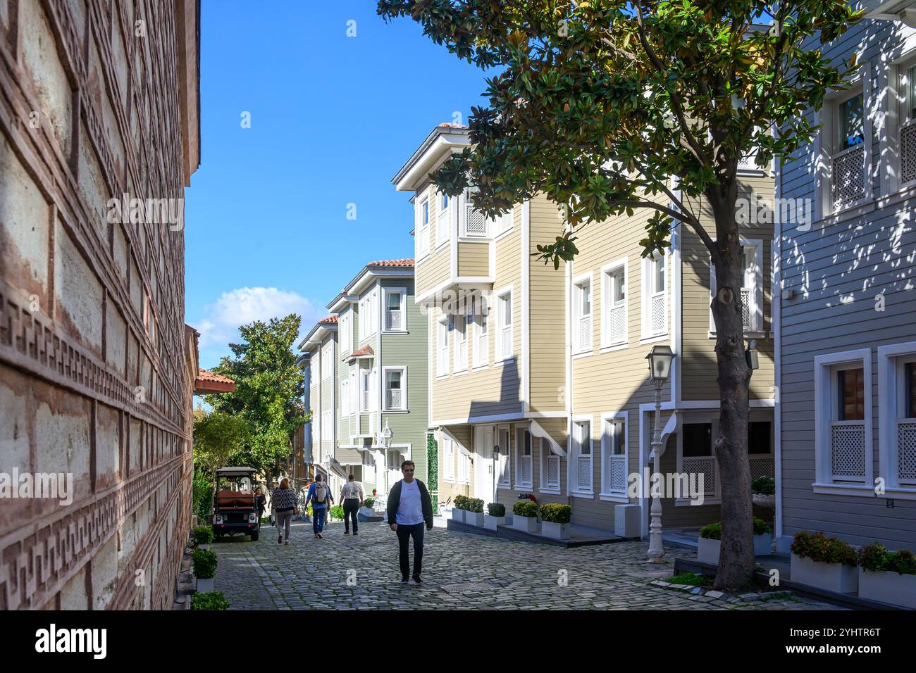 10/2024. Istanbul, Turquie. Soğukçeşme Sokağı (littéralement : rue de la fontaine froide) est une petite rue avec des maisons historiques dans le quartier Sultanahmet d'Istanbul, en Turquie, prise en sandwich entre Sainte-Sophie et le palais de Topkapı. La rue de la zone sans voiture porte le nom de la fontaine située à son extrémité en direction du parc Gülhane. Les maisons ottomanes en bois de deux ou trois étages, composées de quatre à dix pièces, datent du XIXe au XXe siècle et ont été restaurées à l’initiative de Çelik Gülersoy en 1985-1986, photo : © Simon Grosset Banque D'Images