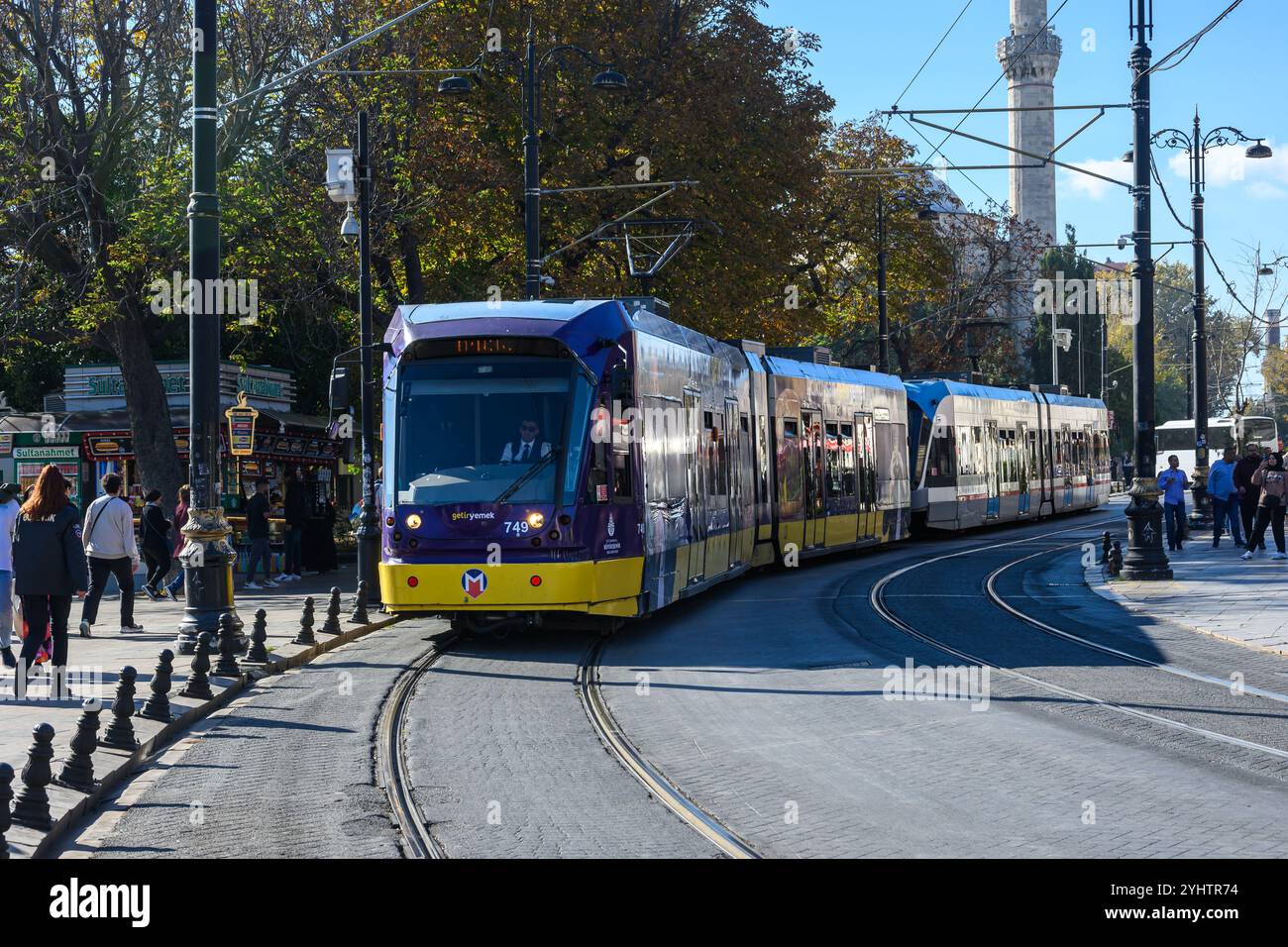 24/10/2024. Fatih, Istanbul, Turquie. Un tramway Alstom Citadis 304 sur la ligne T1. Le tramway moderne, appelé la ligne T1, a été introduit à Istanbul en 1992, et est rapidement devenu populaire. Le tramway T1 a été progressivement agrandi depuis, la dernière extension ayant eu lieu en 2011. Photo : © Simon Grosset Banque D'Images