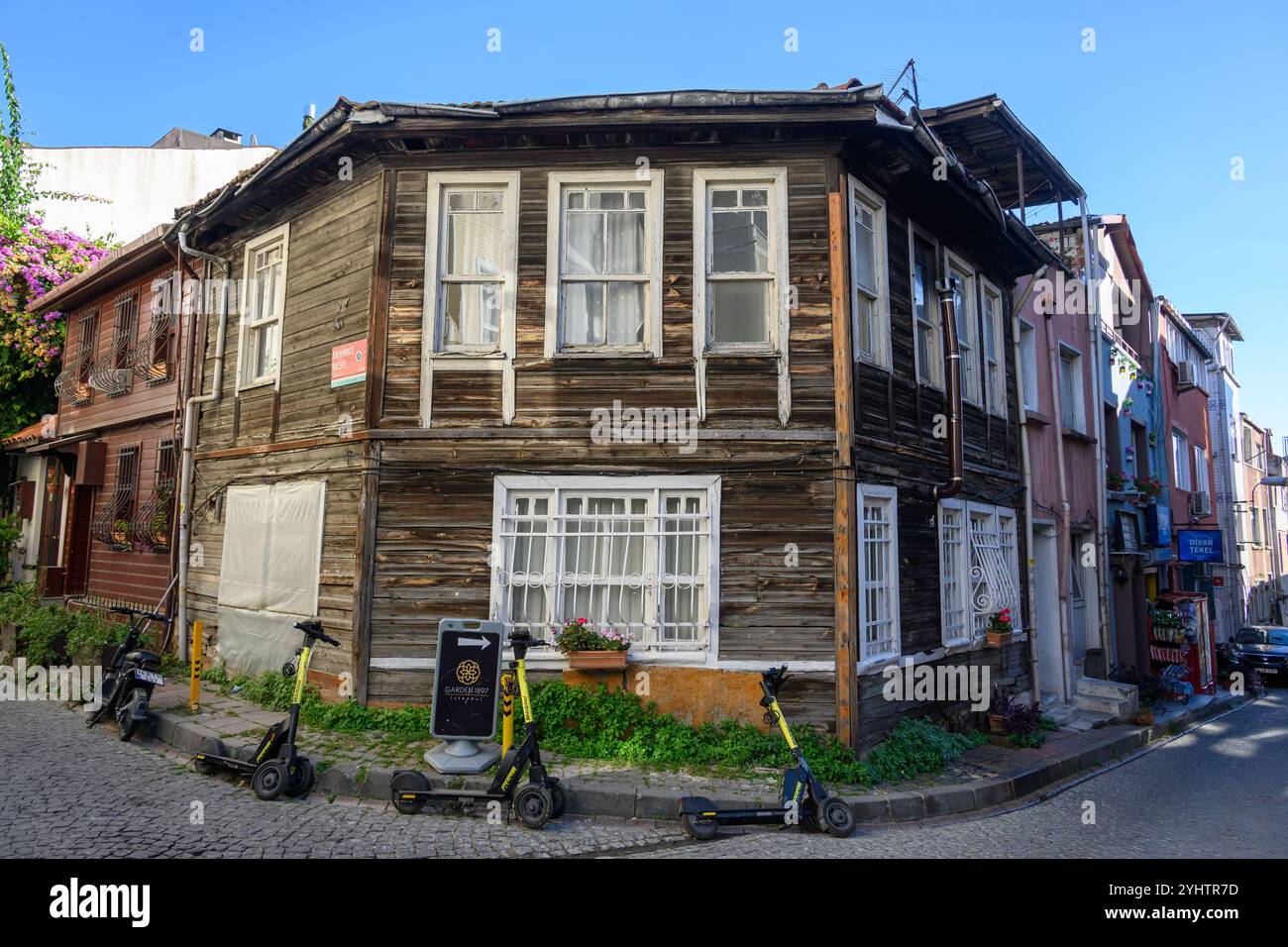 24/10/2024.Fatih, Istanbul, Turquie. Scooters électriques modernes garés à côté d'une maison traditionnelle en bois. Photo : © Simon Grosset Banque D'Images