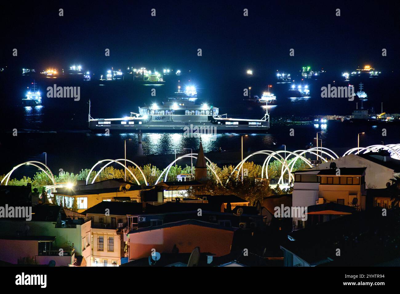 24/10/2024. Istanbul, Turquie. Un car ferry arrivant au terminal de Yenikapi, la nuit. Photo : © Simon Grosset Banque D'Images