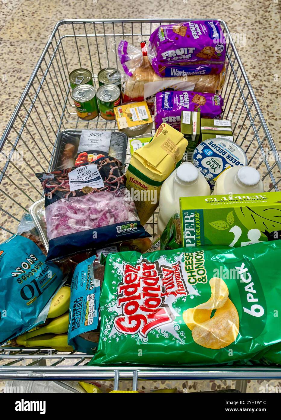 Chariot de magasinage complet dans un supermarché Banque D'Images